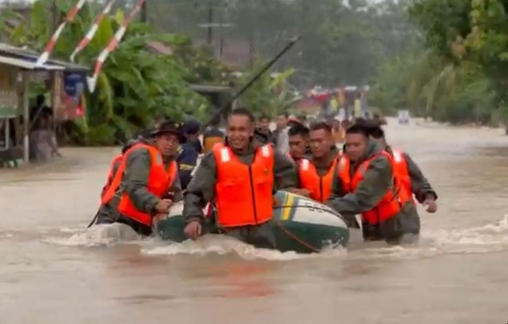 Banjir 2 Meter Rendam Belitang III, Tim SAR Brimob Polda Sumsel Evakuasi Warga