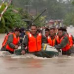 Banjir 2 Meter Rendam Belitang III, Tim SAR Brimob Polda Sumsel Evakuasi Warga