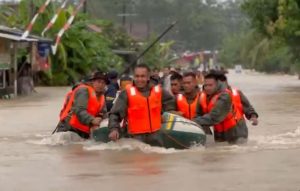 Banjir 2 Meter Rendam Belitang III, Tim SAR Brimob Polda Sumsel Evakuasi Warga