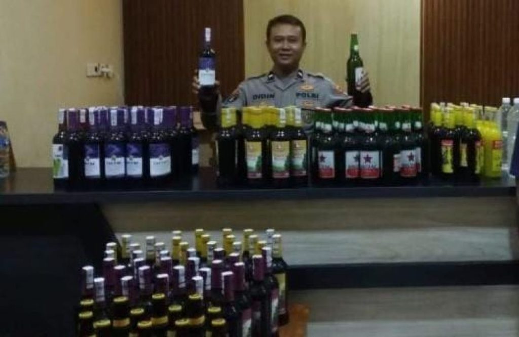 Polsek Brondong Razia Ratusan Botol Miras Ilegal di Tegalsari