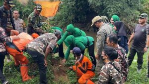 Koramil 03/Pasar Rebo–Ciracas Gelar Penanaman Pohon dan Aksi Bersih Lingkungan