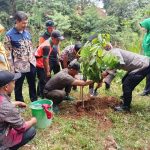 Koramil 05/Kramatjati-Makasar Gelar Penanaman Pohon Dalam Rangka Sejuta Pohon dan Hari Lingkungan Hidup
