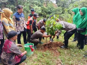 Koramil 05/Kramatjati-Makasar Gelar Penanaman Pohon Dalam Rangka Sejuta Pohon dan Hari Lingkungan Hidup