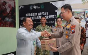 Sinergi Natal Polda Jatim: TNI-Polri Tebar Kebaikan di Griya Werda