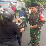 Berbagi Kebaikan, Koramil 08/Duren Sawit Bersama Mitra dan Ibu Persit Bagikan Takjil Gratis Jelang Buka Puasa