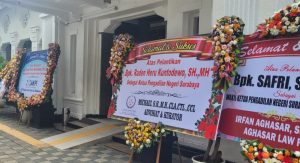 Karangan Bunga Advokat Jadi Sorotan Saat Pelantikan Ketua dan Wakil Ketua PN Surabaya