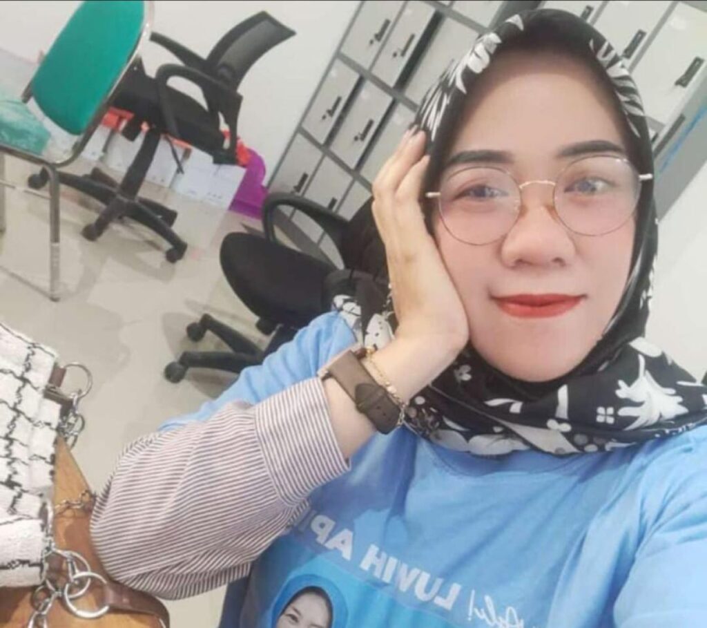 Diduga Abaikan Netralitas, Kasun Ngrejeng Bojonegoro Menggunakan Kaos Bapaslon Saat Bertugas