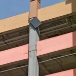 Awas !!! Penutup Dinding Pilar Pasar Turi Baru Bergelantungan