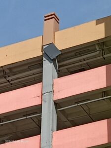 Awas !!! Penutup Dinding Pilar Pasar Turi Baru Bergelantungan