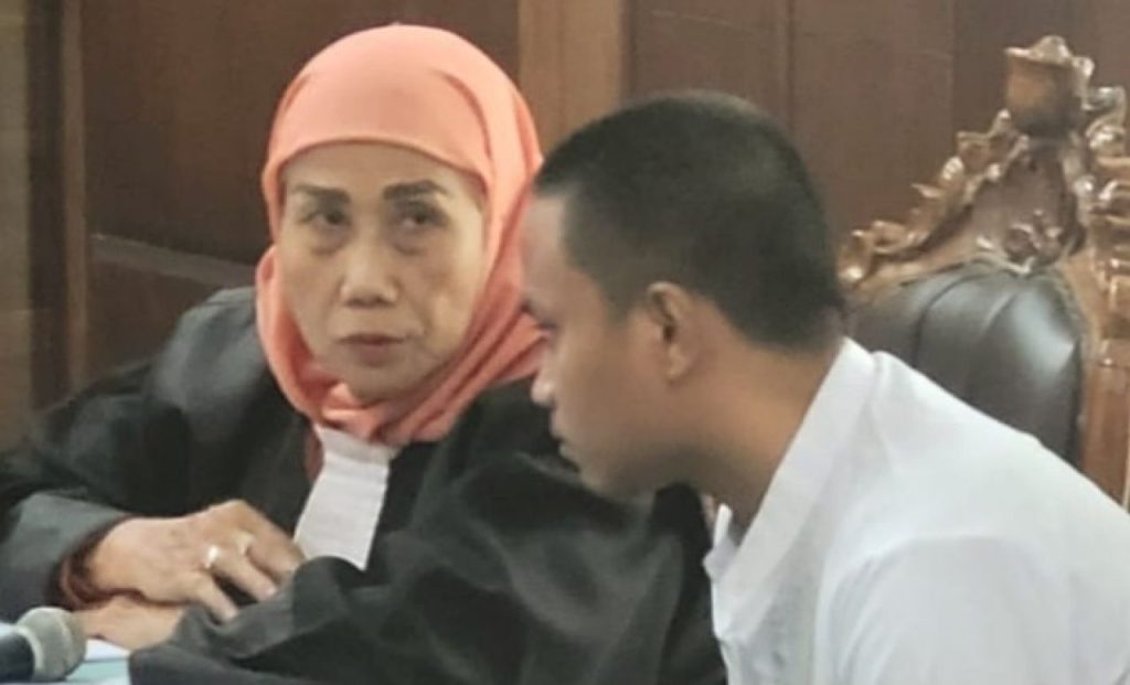 Sidang Heboh di Surabaya: Anak Habisi Ayah Kandung dengan Sikut, Terdakwa Akui Menyesal di PN Surabaya