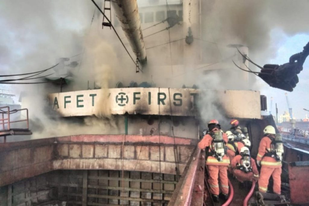 Kapal Kargo Milik PT AMS Terbakar di Dermaga Perak Barat