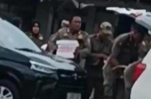 Toko di Lamongan Digerebek Satpol PP dan Bea Cukai, Diduga Jual Rokok Ilegal Tanpa Cukai