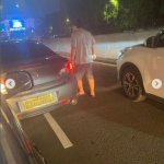 Viral !!! Pria Bertubuh Tambun Mengendarai Mobil Bernopol Dinas Polri dan Membawa Pistol