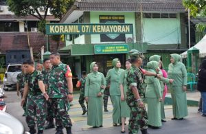 Koramil 07/Kemayoran Bersama Persit Ranting 8 Kemayoran  dan Mitra Jaya Bagikan Takjil
