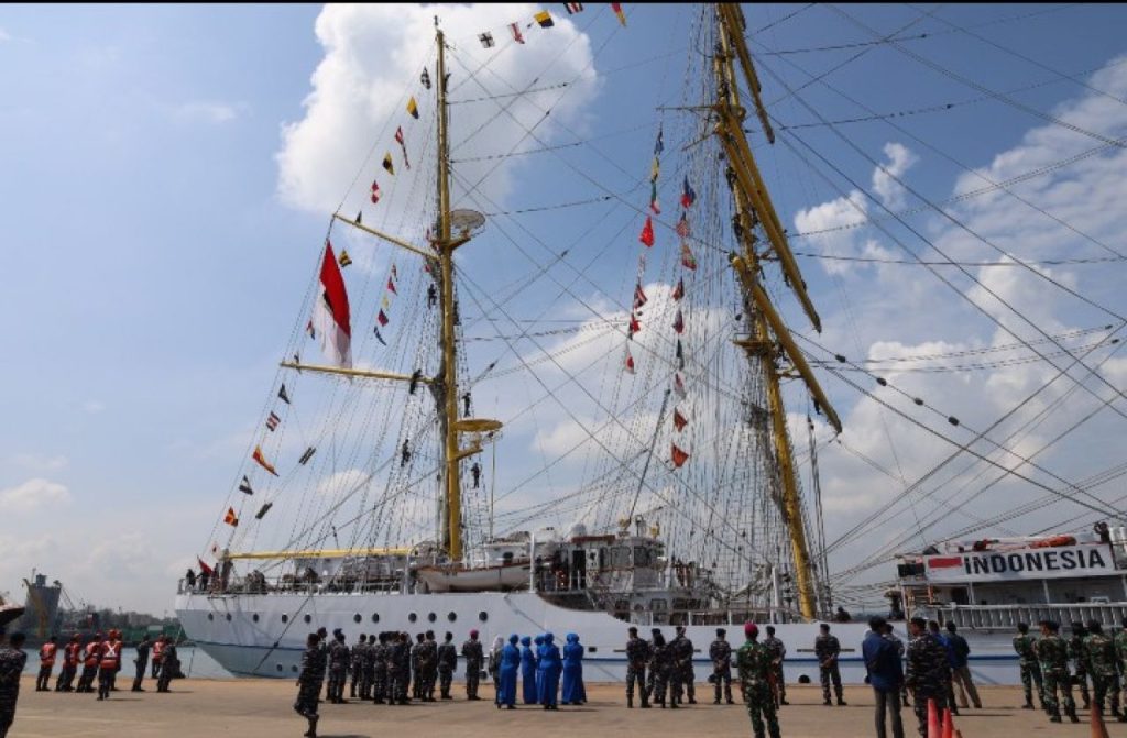 Danlantamal IV Melepas KRI Bima Suci Yang Akan Melanjutkan Pelayaran Menjadi Duta Bangsa