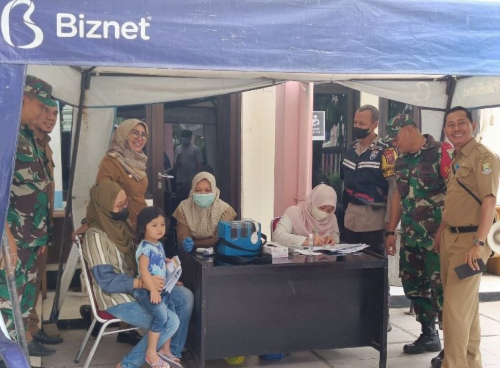 Dukung Pekan Imunisasi Nasional, Babinsa Jatimurni Lakukan Pendampingan Posyandu