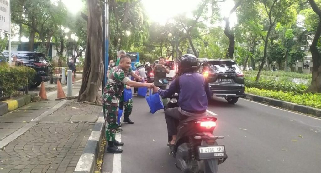 Koramil 01/Menteng Beserta Persit KCK Ranting 02 Bagikan Takjil