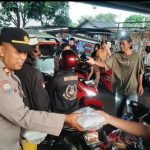 Personil Polsek Cakung Polres Metro Jakarta Timur Bagikan Takjil Pada Pengguna Jalan