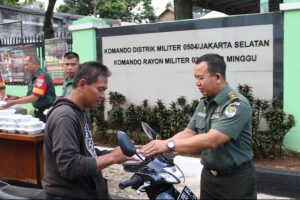 Koramil 43 Pasar Minggu Gelar Berbagi Tajil Untuk Masyarakat