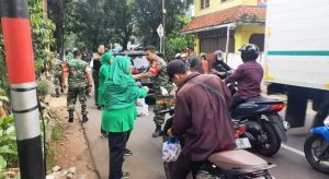 Giat Sosial Berbagi Terhadap Sesama, Koramil 07/Cipayung Bagikan Takjil