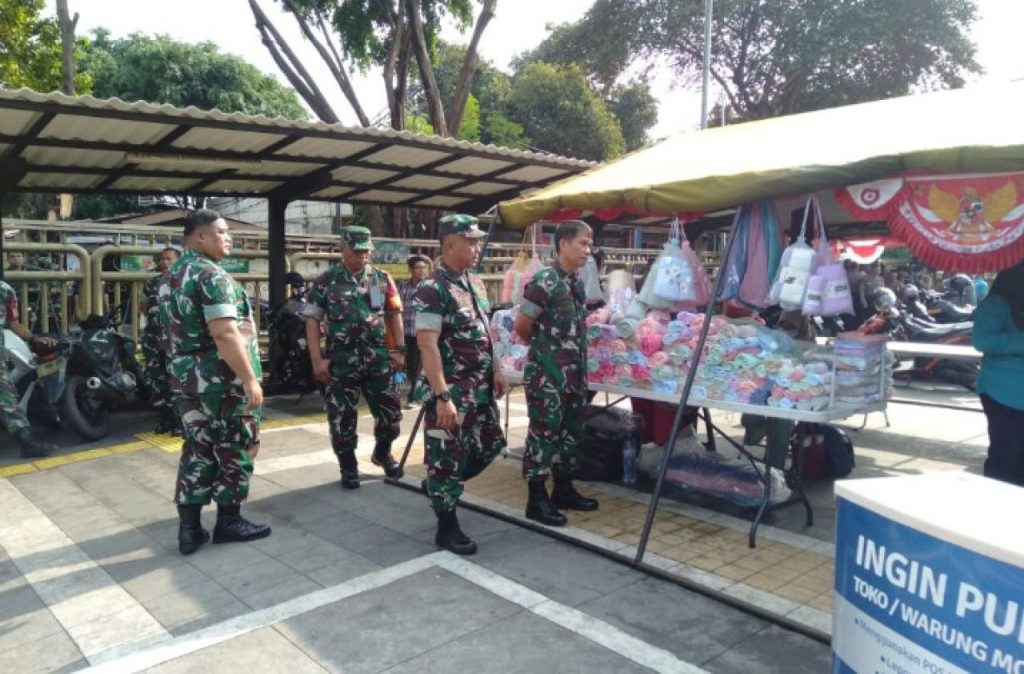 Sambut Idul Fitri 1444 H Kodim 0501 Gelar Bazar Murah di Stasiun Senen