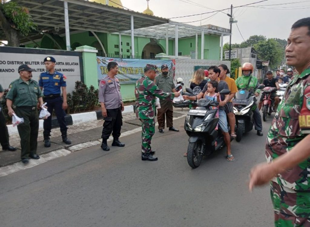 Koramil 03/Pasar Minggu Bersama Stakeholder Berbagi Tajil Buka Puasa