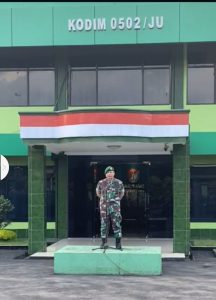 Dandim 0502/JU Lepas Pemberangkatan Anggota Cuti Gelombang II Lebaran Tahun 2023 Serta Bagikan Paket Sembako