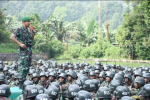 Kolonel Inf Rudianto Selaku Pgs. Komandan Rindam Jaya Resmi Menutup Latihan Berganda Siswa Diktukba TNI AD TA. 2023