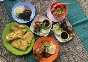 Kuliner di Den Ayu Cepluk Kedungbondo Bojonegoro, Mencicipi Sate Dan Gule Kepala Kambing