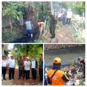 Karya Bakti Bersihkan Saluran Air, Babinsa Cakung Bersama Warga Pulogebang