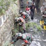Musim Penghujan Tiba, Koramil 03/Teluk Pucung Bersama Warga Laksanakan Karya Bakti TNI Bersihkan Selokan Perumahan
