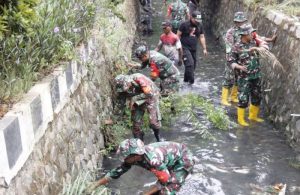 Musim Penghujan Tiba, Koramil 03/Teluk Pucung Bersama Warga Laksanakan Karya Bakti TNI Bersihkan Selokan Perumahan