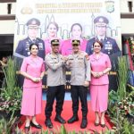 Tangis Haru Anggota, Iringi Tradisi Pedang Pora Penyambutan dan Pelepasan Kapolres Metro Jakarta Timur