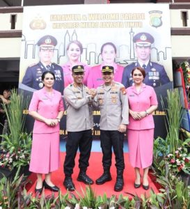 Tangis Haru Anggota, Iringi Tradisi Pedang Pora Penyambutan dan Pelepasan Kapolres Metro Jakarta Timur