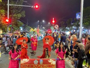 Warga Bojonegoro Padati Jl MH Thamrin, Ikut Rayakan Imlek dan Cap Go Meh