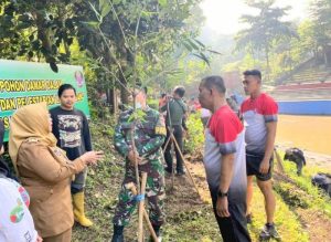 Kurangi Dampak Pencemaran Lingkungan, Dispsiad Tanam Pohon Damar di Bantaran Sungai Cikapundung