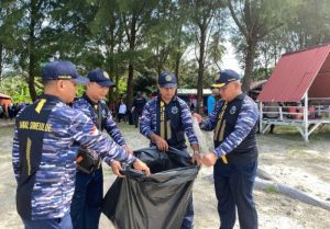 Peringati Hari Peduli Sampah Nasional, Lanal Simeulue Ikuti Kegiatan Bersih Pantai dan Pameran Daur Ulang