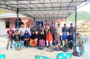 Dari Pulau Ke Pulau, Posal Jemaja Lanal Tarempa Berikan Sembako Lebaran