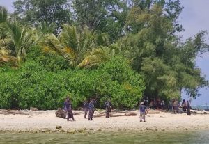 Aksi Bersih Pantai di Pulau Tikus, Lanal Bengkulu Komitmen Dukung Program Laut Bersih di Provinsi Bengkulu