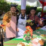 Beradu Ketrampilan, Bapak-bapak Ikut Lomba Memasak Nasi Goreng di Pendopo Pemkab Bojonegoro