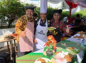 Beradu Ketrampilan, Bapak-bapak Ikut Lomba Memasak Nasi Goreng di Pendopo Pemkab Bojonegoro