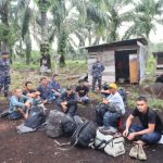 Tim Gabungan F1QR Lanal Dumai dan Satgas Catur BAIS TNI Amankan 9 PMI Non Prosedural Asal Malaysia