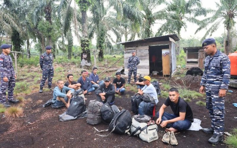 Tim Gabungan F1QR Lanal Dumai dan Satgas Catur BAIS TNI Amankan 9 PMI Non Prosedural Asal Malaysia