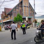 Ciptakan Kamseltibcar, Unit Lantas Polsek Balige Bersama Dishub Toba Laksanakan Strong Point Pagi Hari