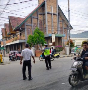 Ciptakan Kamseltibcar, Unit Lantas Polsek Balige Bersama Dishub Toba Laksanakan Strong Point Pagi Hari
