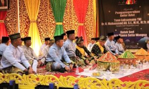 Penganugerahan Gelar Adat Kepada Kepala Staf Angkatan Laut Dari Lembaga Adat Melayu Riau