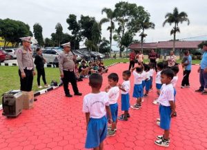Polres Toba, Kasat lantas Iptu Nanang Kusmono Menerima Kunjungan Anak-Anak Dari TK Harapan Negeri Lumban Lintong