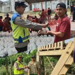 Polres OKU Bagikan Daging Kurban Di Hari Raya Idul Adha 1445 H / 2024 M Kepada Masyarakat