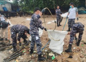Lanal Bintan Berkolaborasi Dengan PT. BIIE Lobam Gelar Aksi Bersih Pantai
