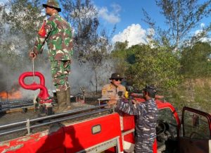 Peran Serta Posal Kijang Lanal Bintan Dalam Membantu Memadamkan Kebakaran